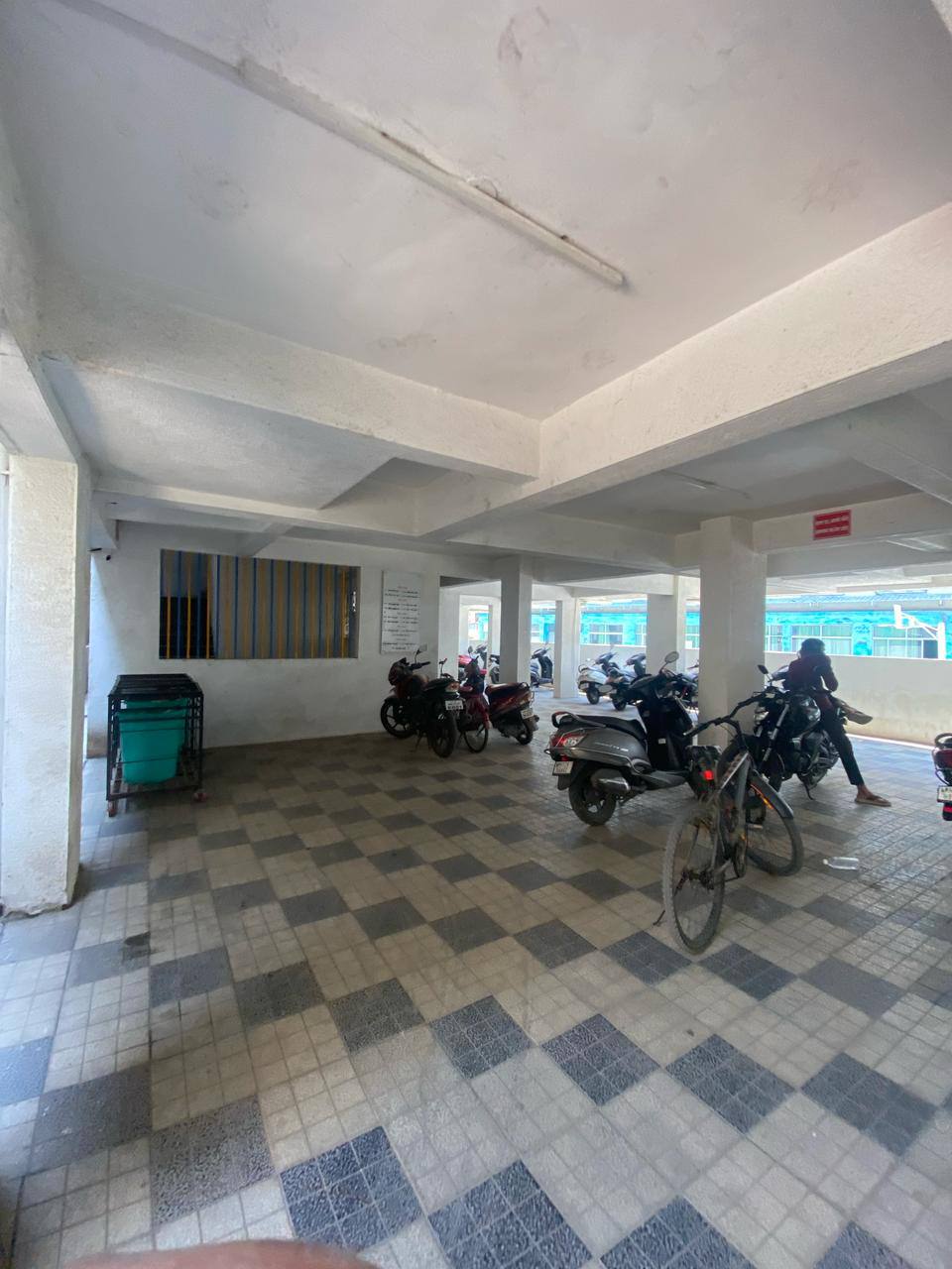 URGENT REQUIREMENT ‼‼ Looking for 1-2 female flatmates (working professionals preferred) - 1